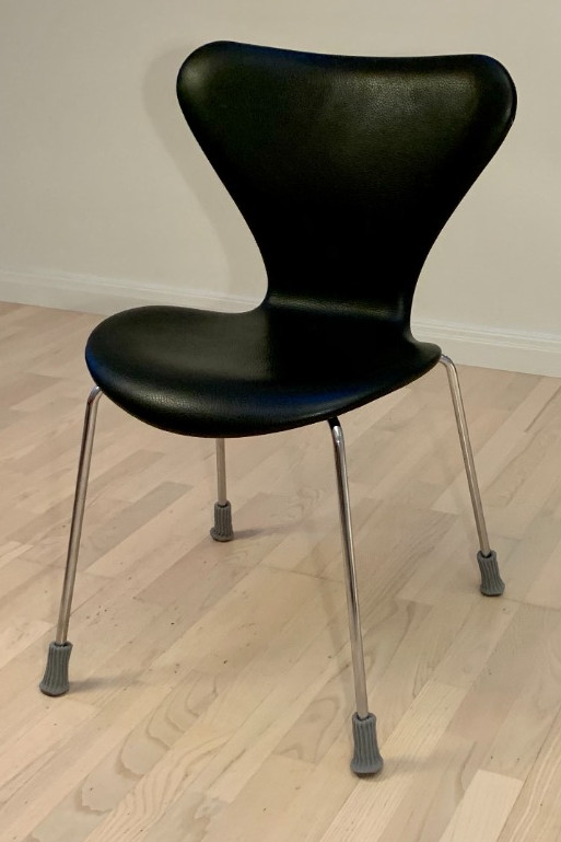 En grå stolesok i elastisk strik