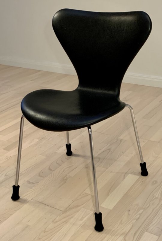 En sort stolesok i elastisk strik